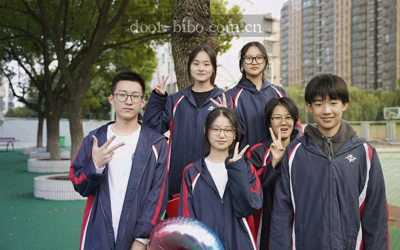三台设备围绕服务云形成网格连线，展示必博数据流向与使用边界示意